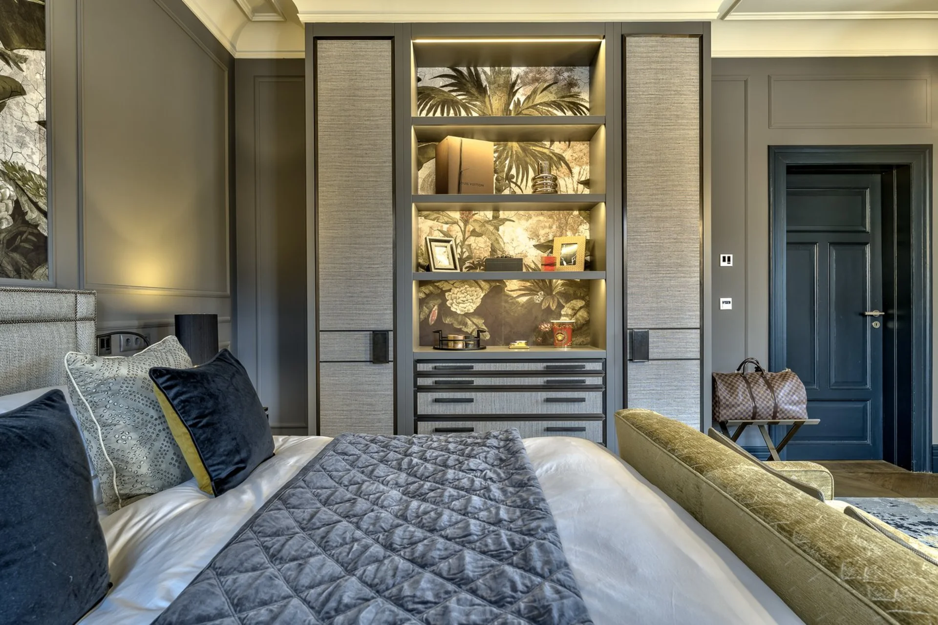 Schlafzimmer mit maßgefertigter Einbaugarderobe
