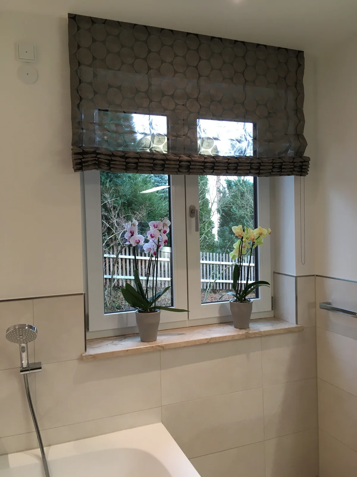 Bad mit Fensterblick in den Garten