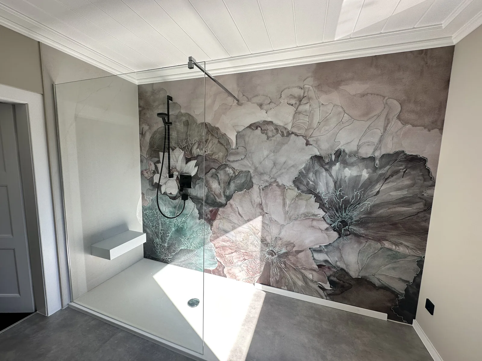 Dusche mit großformatiger Wandtapete