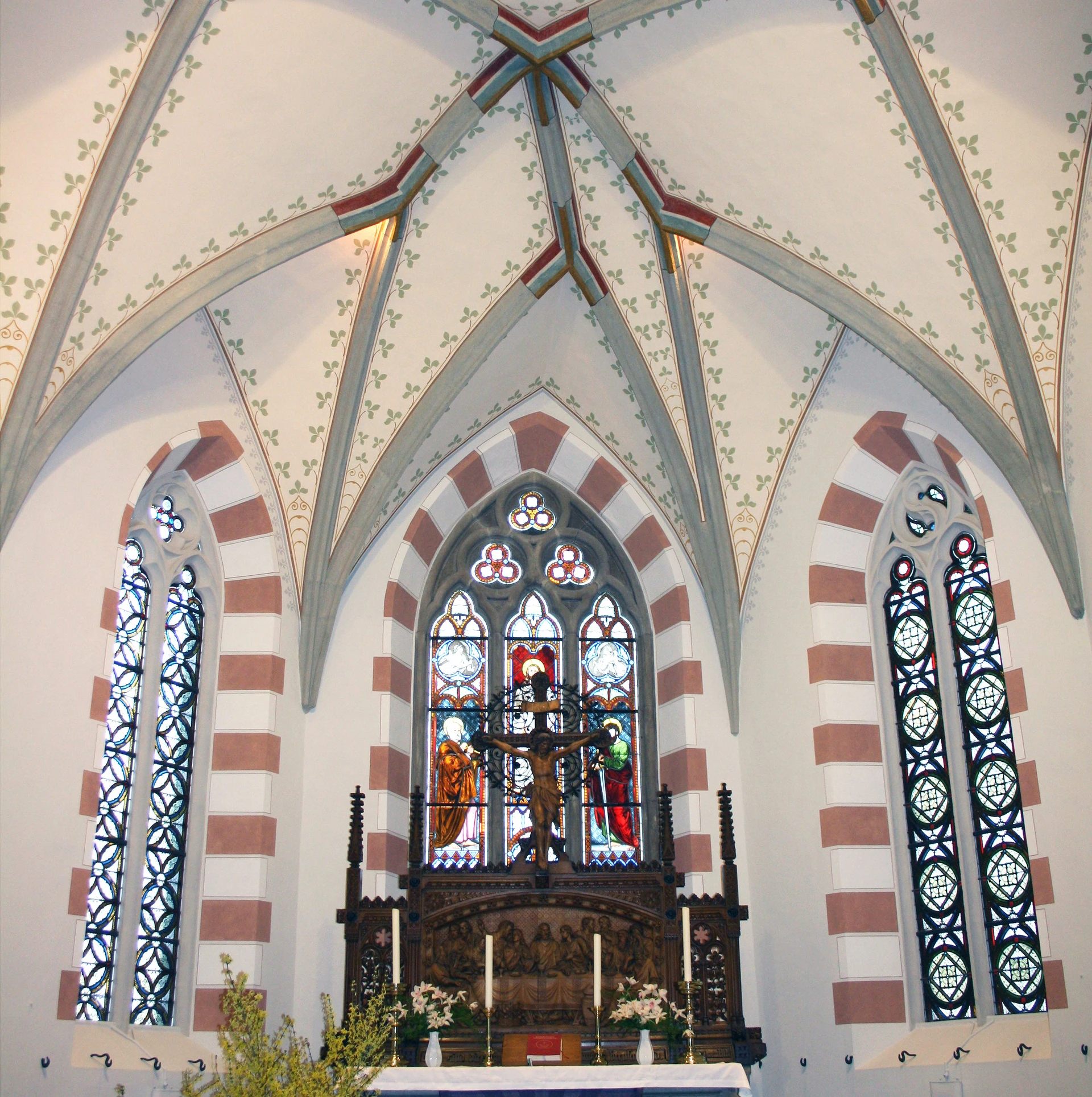 Briesnitz – Kirchenschiff mit restauriertem Gewölbe und Glasfenstern