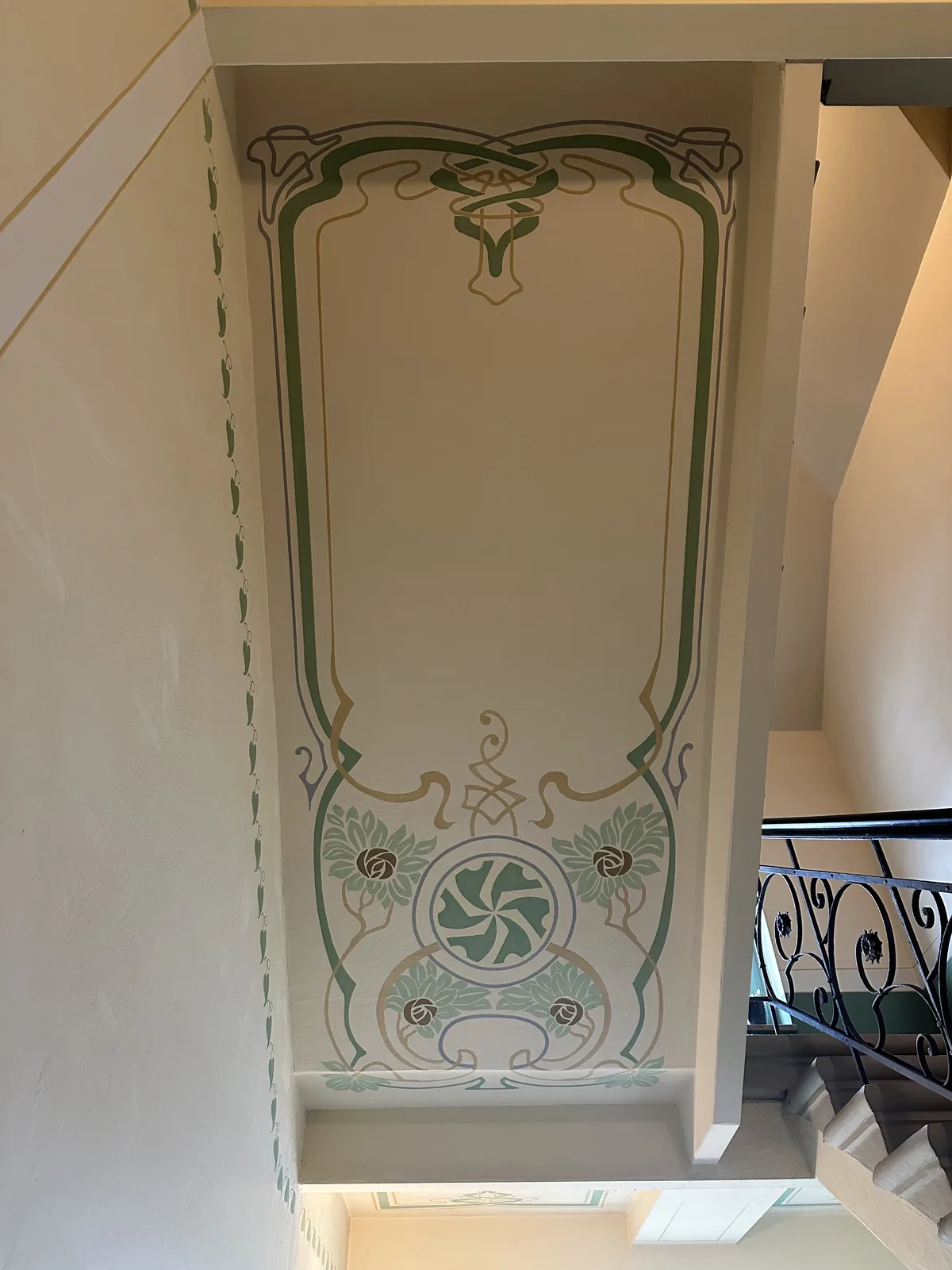 Treppenhaus mit restaurierter Jugendstil-Deckenmalerei