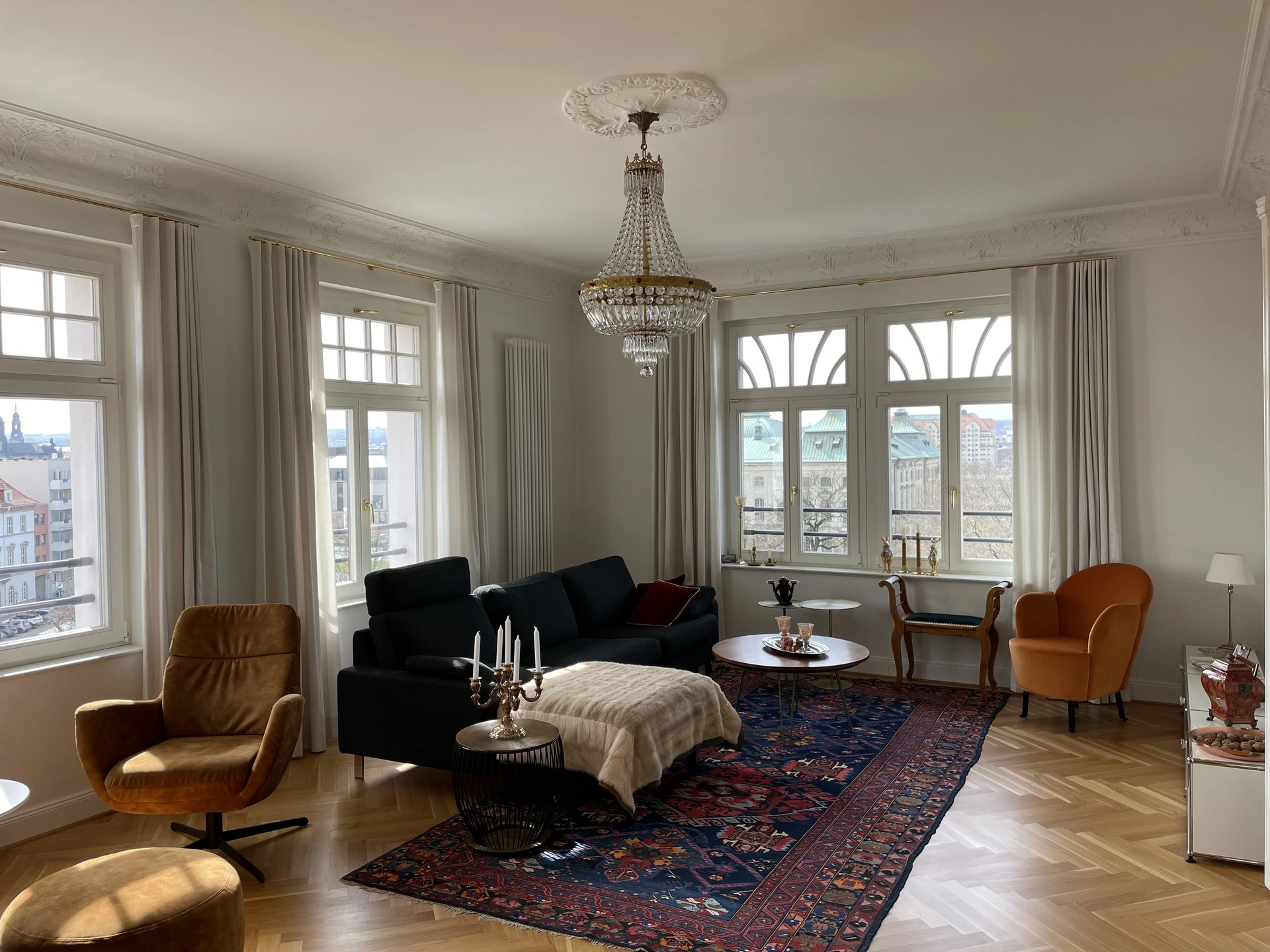 Wohnzimmer mit Gardinen
