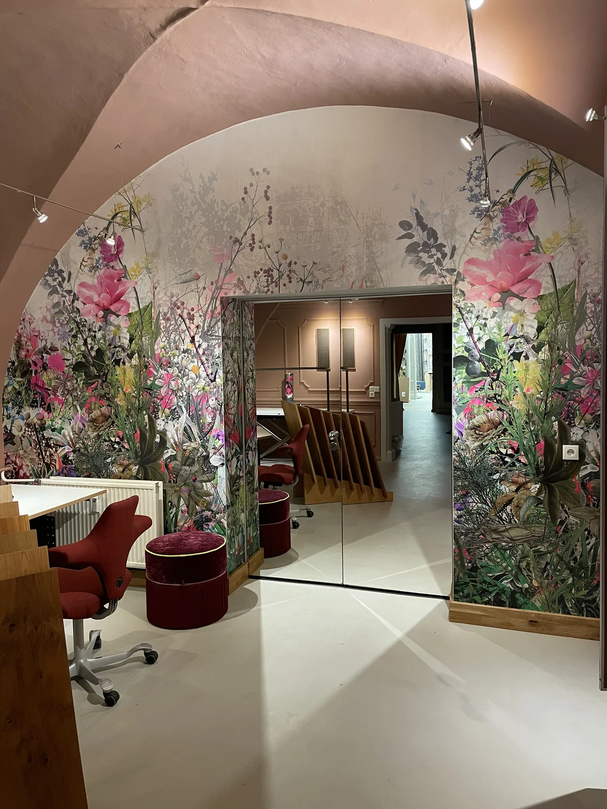 Friseursalon mit Spiegeln und floraler Wandgestaltung