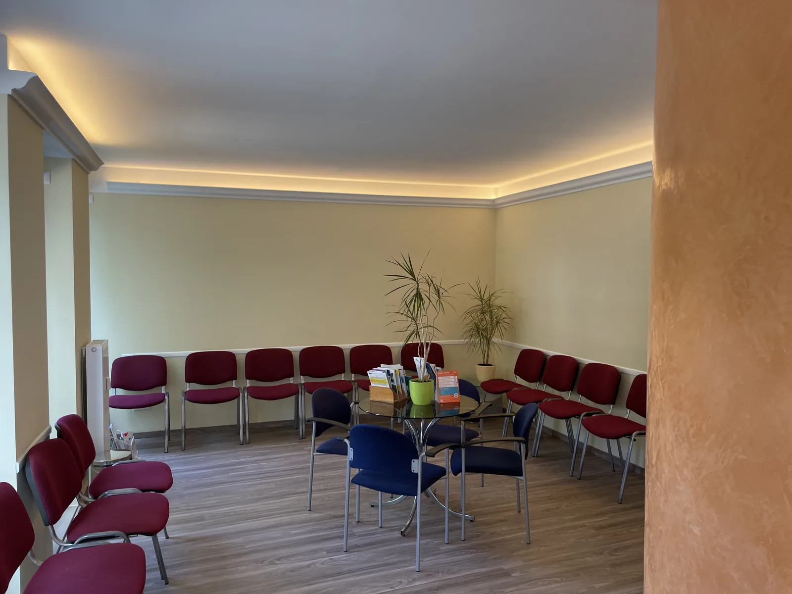 Wartezimmer mit roten Stühlen