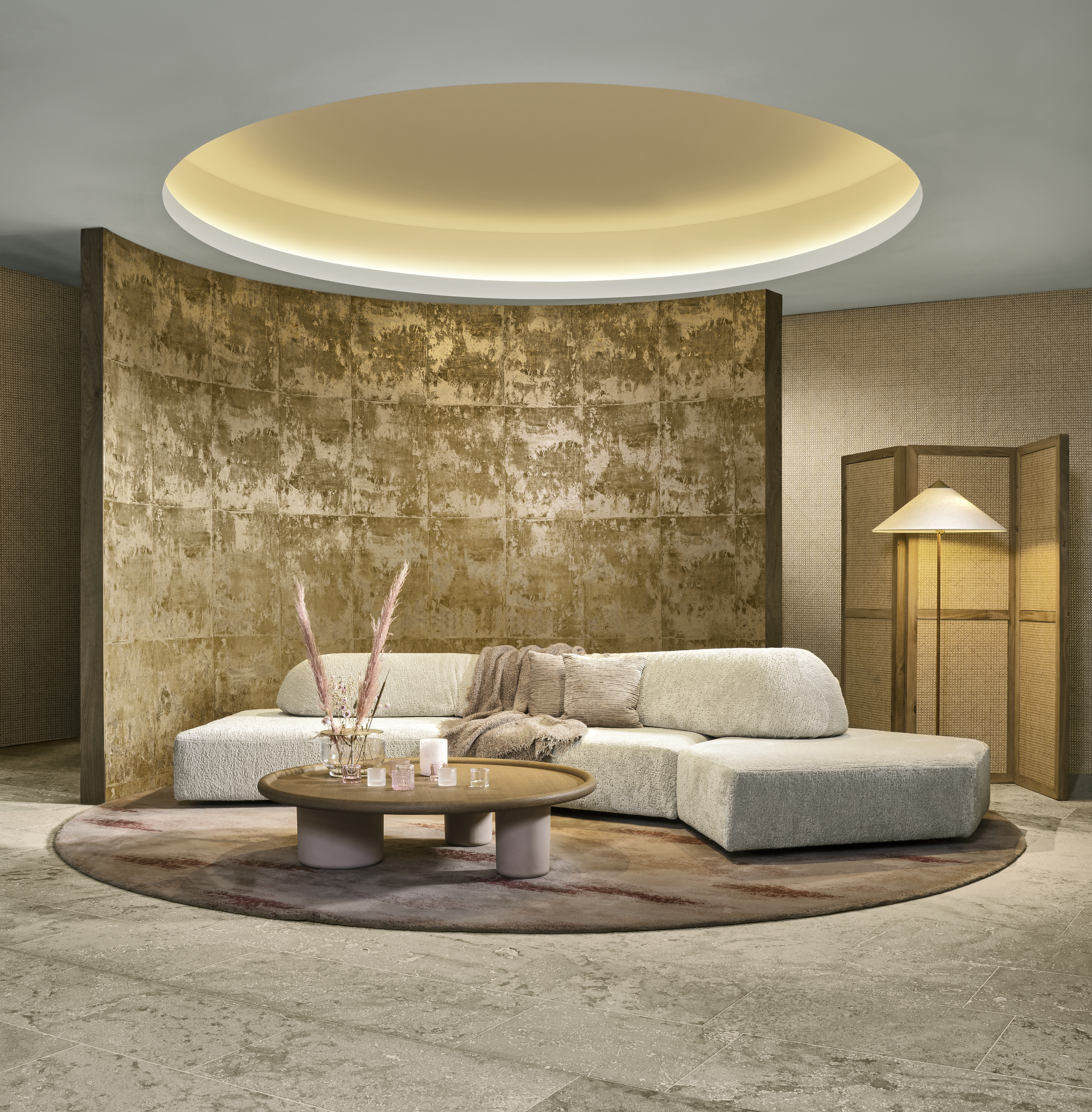 Lounge mit goldener Wandverkleidung