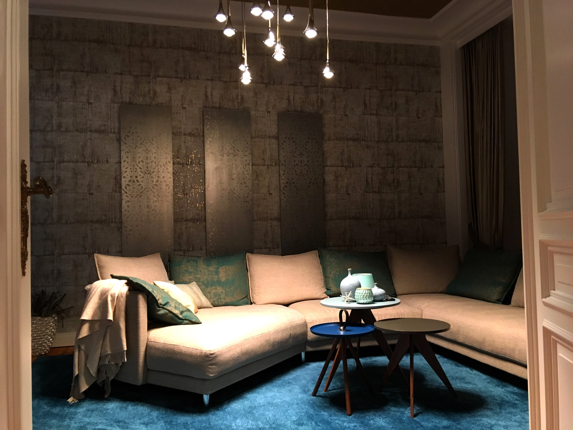Wohnzimmer mit Tapete und Beleuchtung