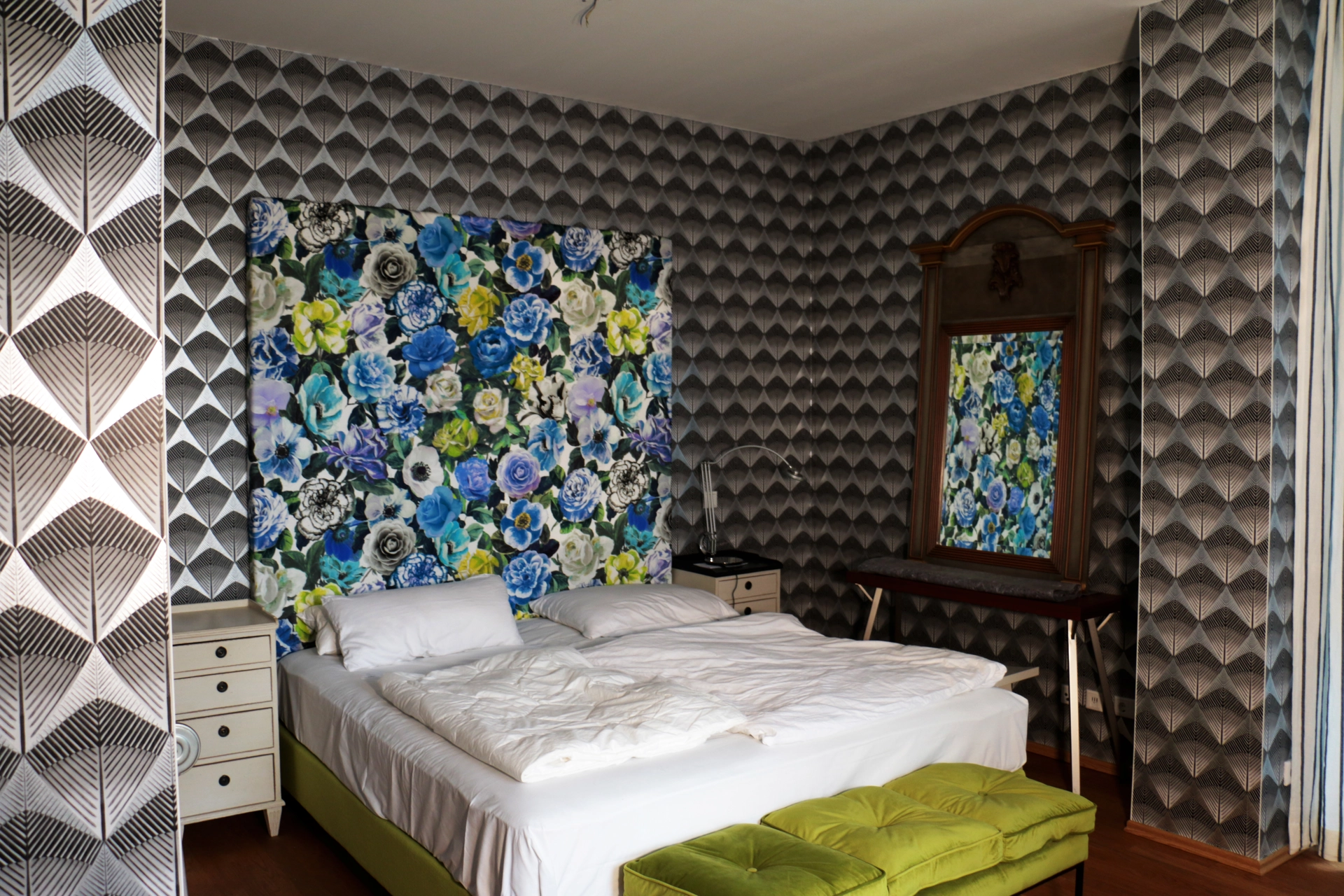 Schlafzimmer mit gemusterter Tapete