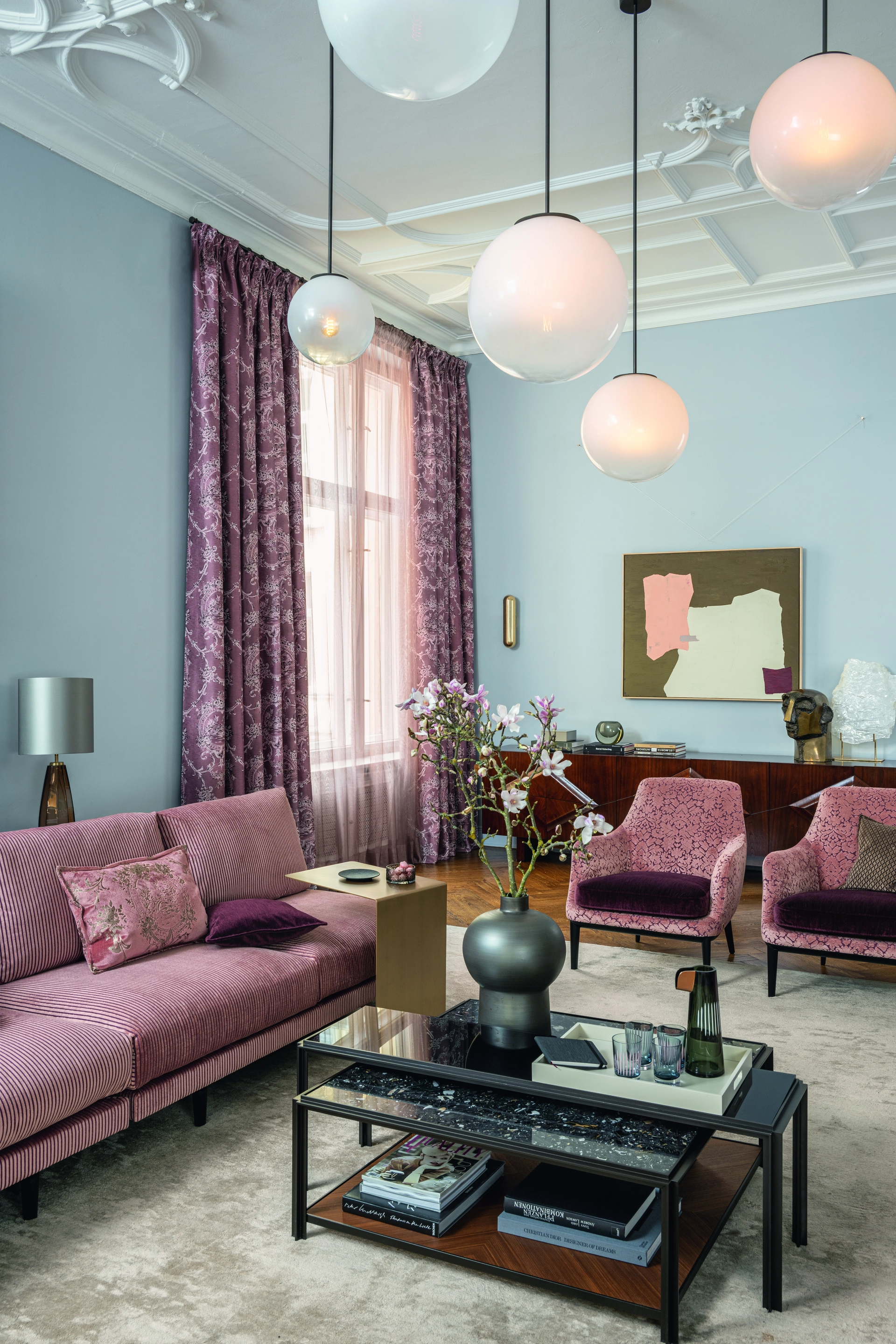 Wohnzimmer mit Stuck und Gardinen