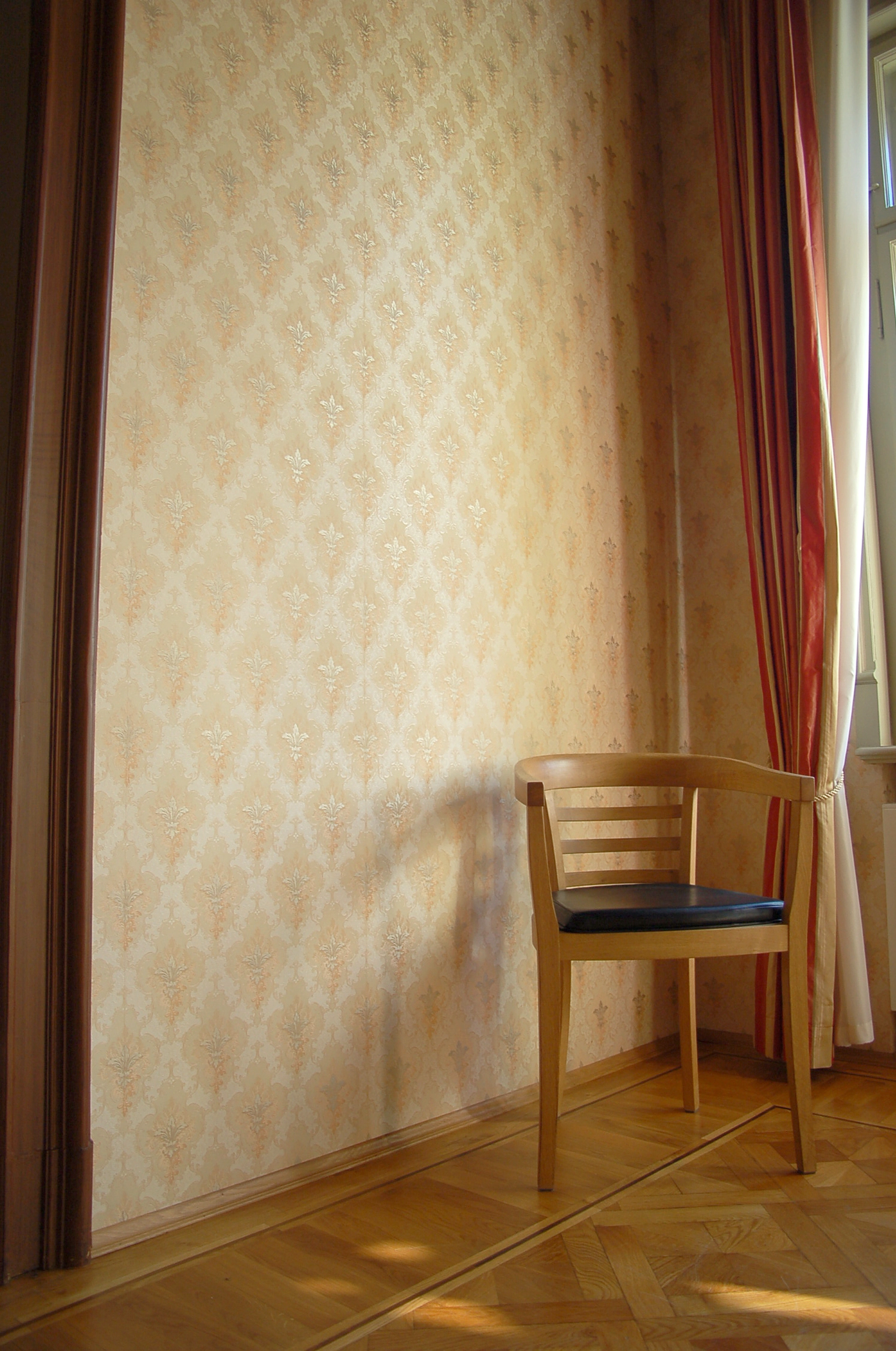 Tapete mit Ornament und Gardinen