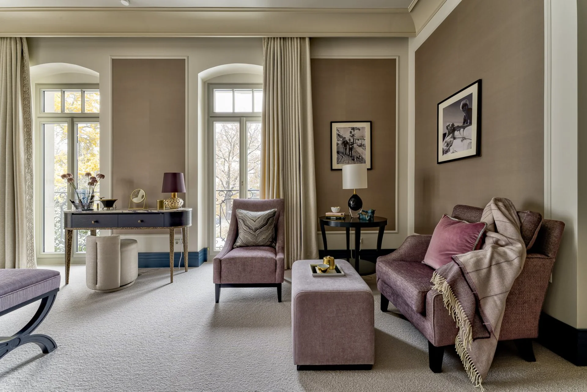 Wohnzimmer mit Farbkonzept und Gardinen