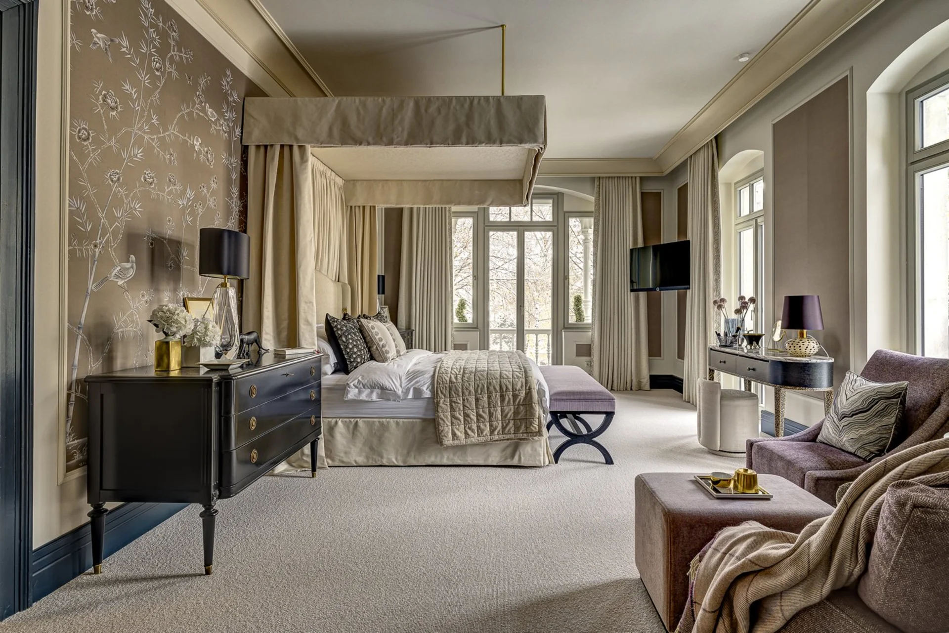 Schlafzimmer mit Tapete und Himmelbett