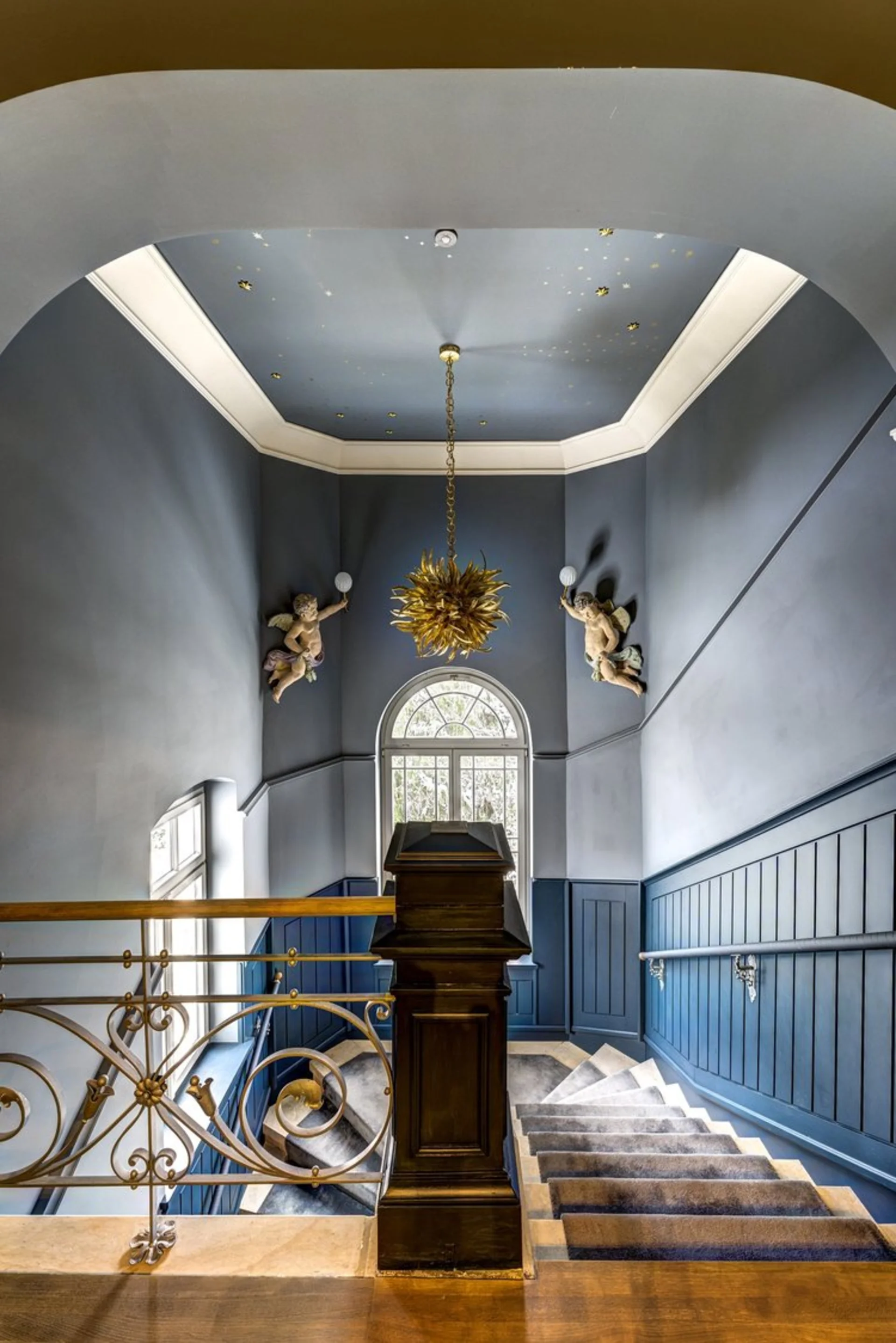 Treppenhaus mit Sternenhimmel – Deckenmalerei