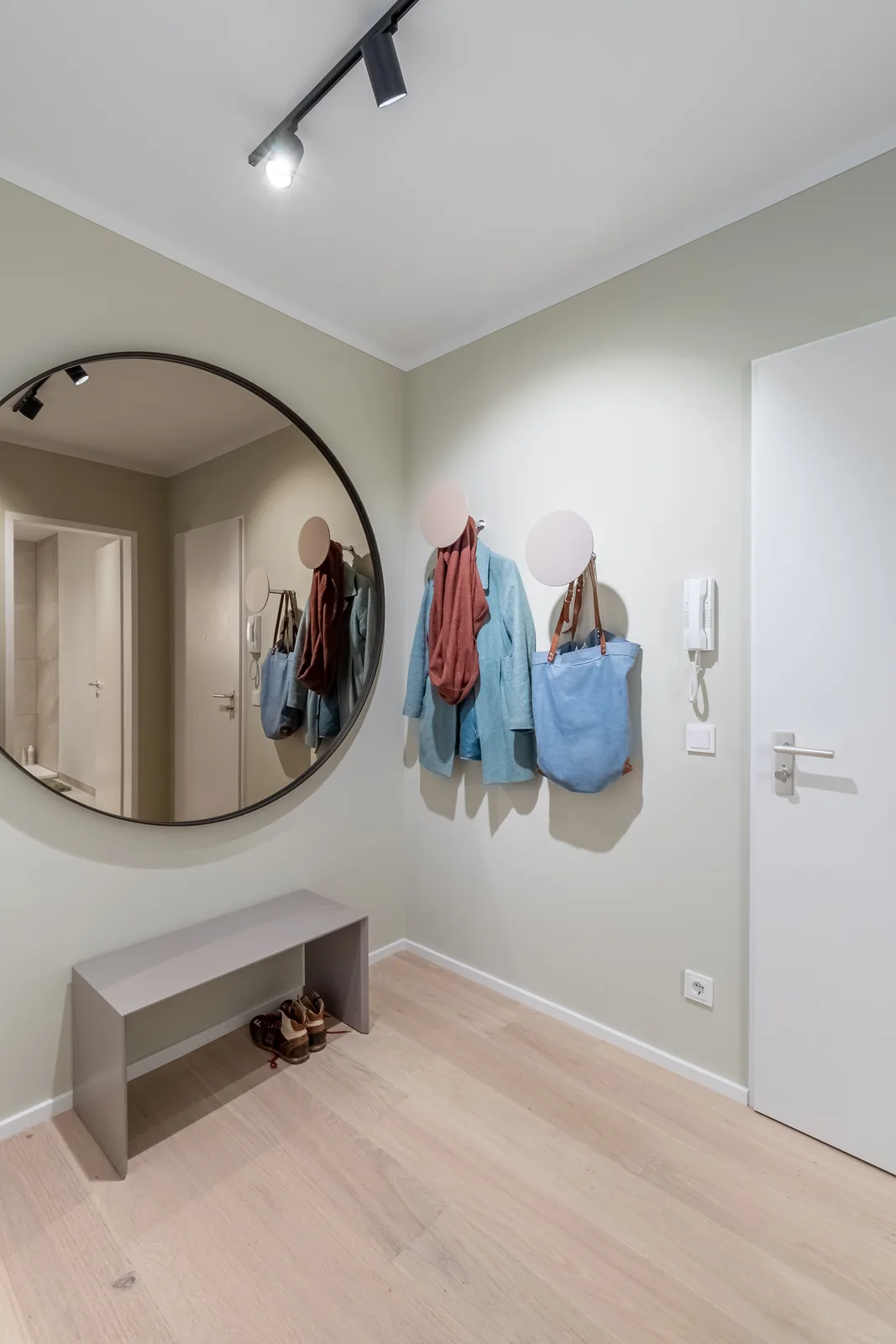 Eingangsbereich mit Rundspiegel und Garderobe