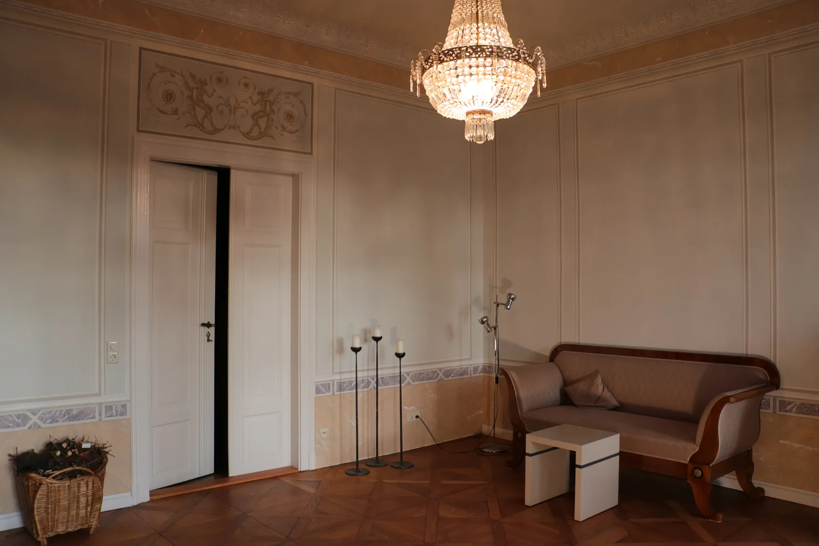 Esszimmer mit goldener Stucktür